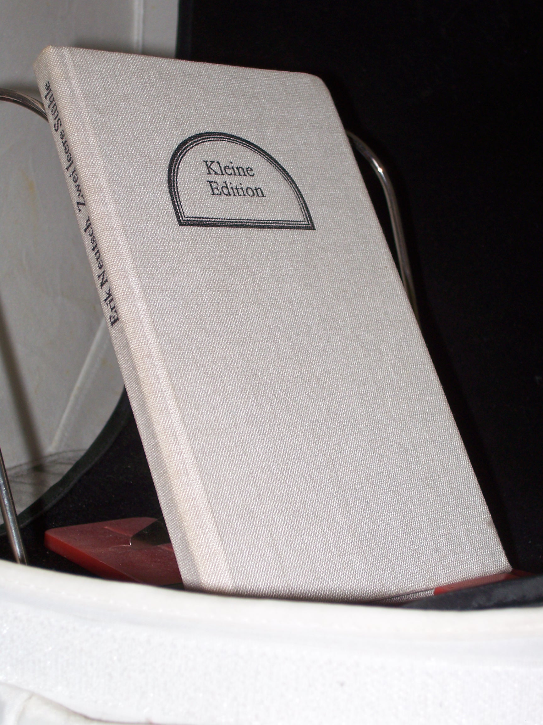 Artikelbild 1 des Artikels “Zwei leere Stühle : Novelle / Erik Neutsch “