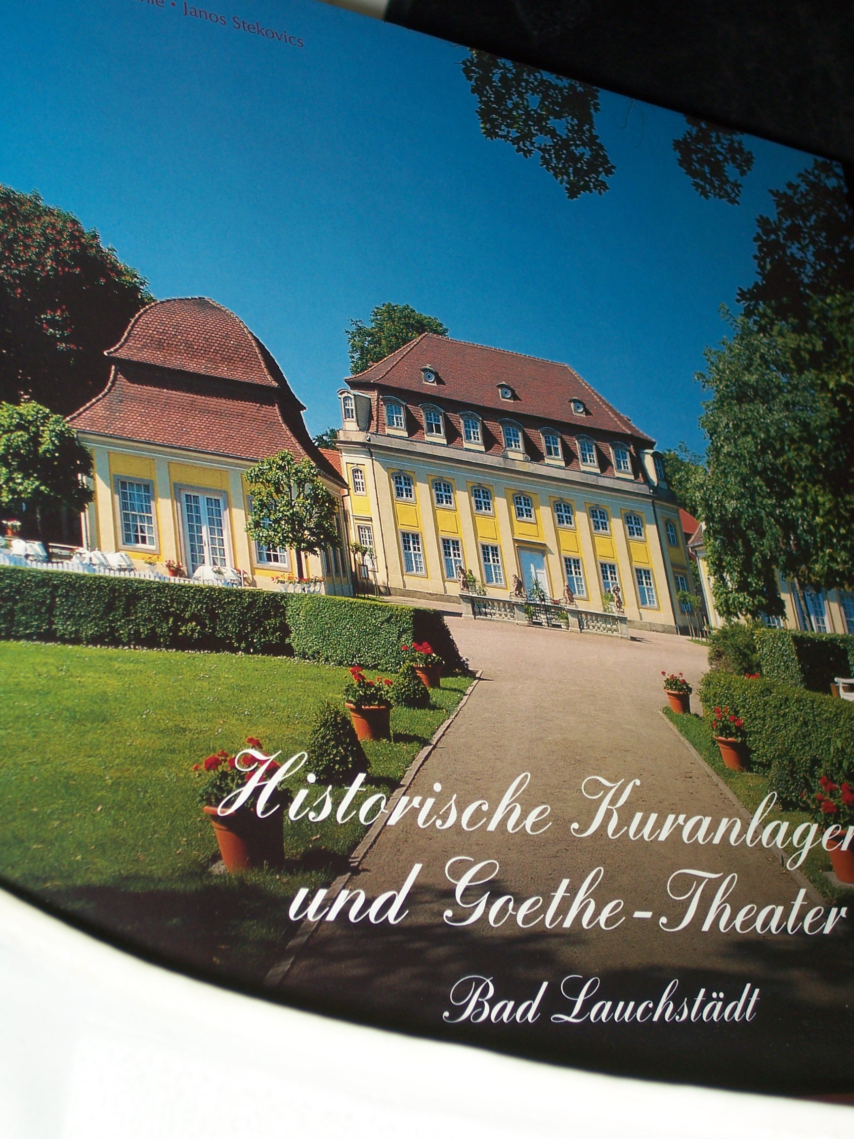 Artikelbild 1 des Artikels “Historische Kuranlagen und Goethe-Theater Bad Lauchstädt / [Hrsg.: Historische Kuranlagen und Goethe-Theater Bad Lauchstädt GmbH]. Bernd Heimühle. Fotogr. Janos Stekovics “