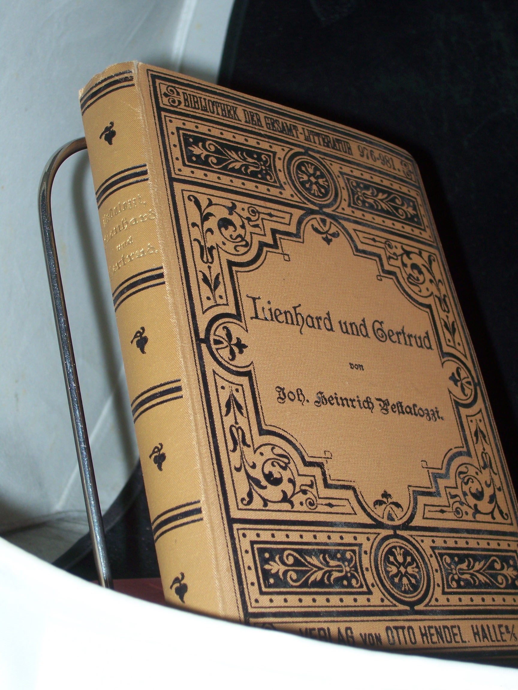 Artikelbild 1 des Artikels “Lienhard und Gertrud, Ein Buch fürs Volk von Johann Heinrich
Pestalozzi Für Schule und Volk bearbeitet von Richard Poppe und Otto
Schulze “