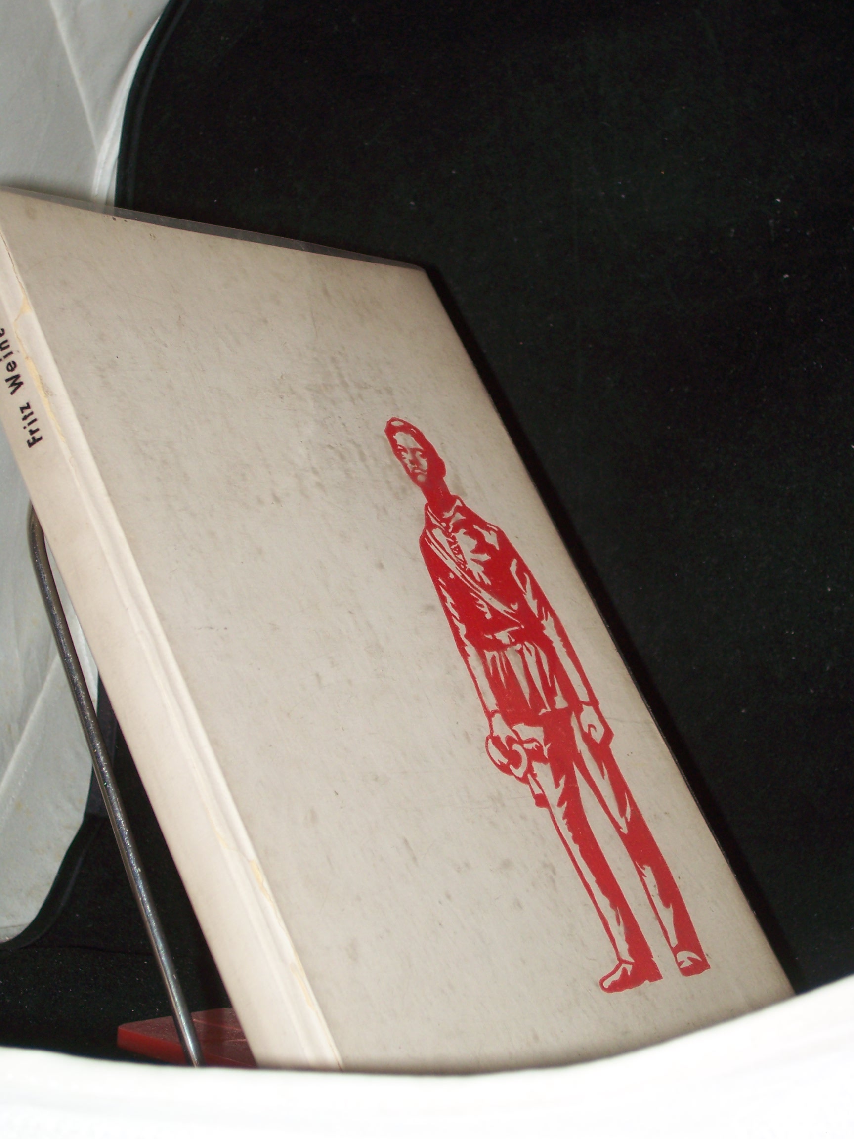 Artikelbild 1 des Artikels “Von all unseren Kameraden... Der kleine Trompeter und seine Zeit.
(Fritz-Weineck-Legende) Bezirkskommission zur Erforschung der
Geschichte der örtlichen Arbeiterbewegung und Bezirksparteiarchiv bei
der Bezirksleitung Halle der SED (Hrsg.) “