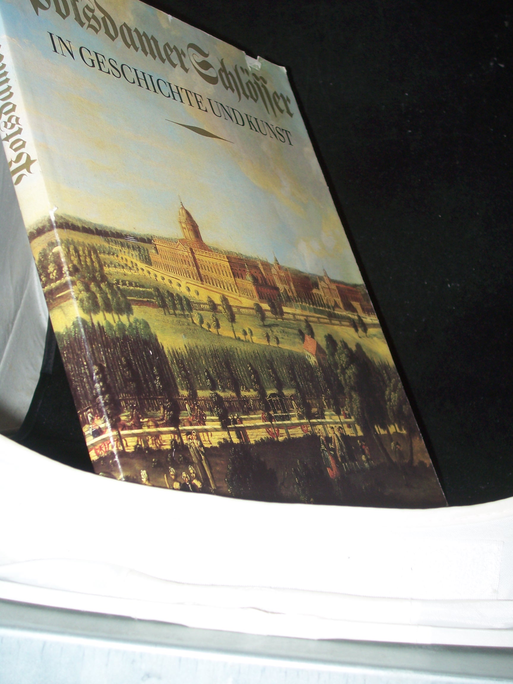 Artikelbild 1 des Artikels “Potsdamer Schlösser in Geschichte und Kunst / [Hrsg.: Staatl.
Archivverwaltung d. DDR, Staatl. Schlösser u. Gärten
Potsdam-Sanssouci. Erarb.: Staatl. Schlösser u. Gärten
Potsdam-Sanssouci... Bildausw., Zsstellung, Texte: Udo Dräger... Fot “