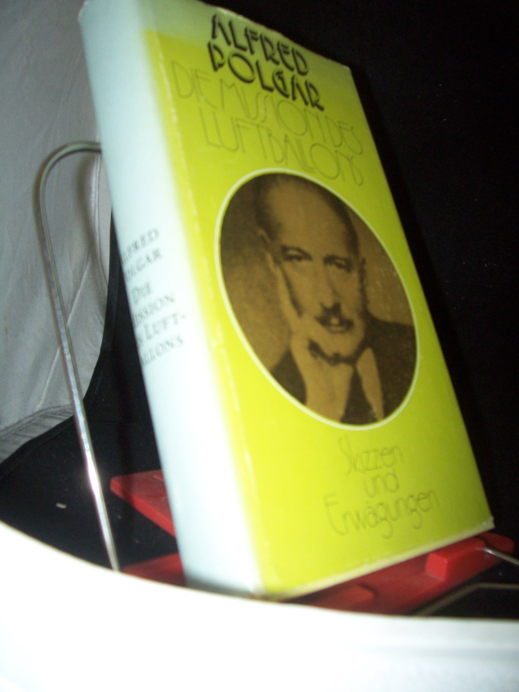 Artikelbild 1 des Artikels “Die Mission des Luftballons : Skizzen u. Erwägungen / Alfred Polgar.
[Hrsg. u. mit e. Nachw. vers. von Fritz Hofmann] “