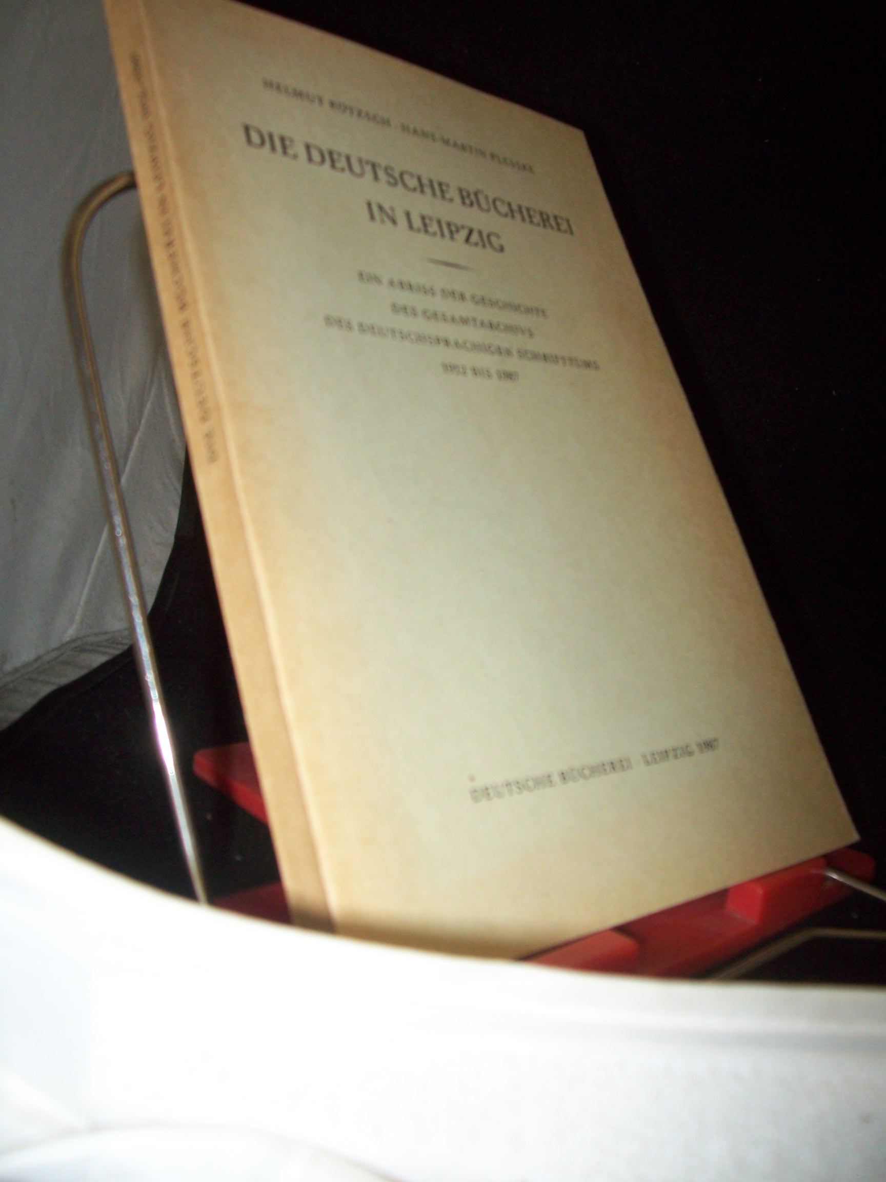 Artikelbild 1 des Artikels “Die Deutsche Bücherei in Leipzig : e. Abriss d. Geschichte d.
Gesamtarchivs d. dt.-sprachigen Schrifttums 1912 - 1987 ; [aus Anlass
d. 75-Jahr-Feier] / Helmut Rötzsch ; Hans-Martin Plesske. Dt.
Bücherei, Leipzig “