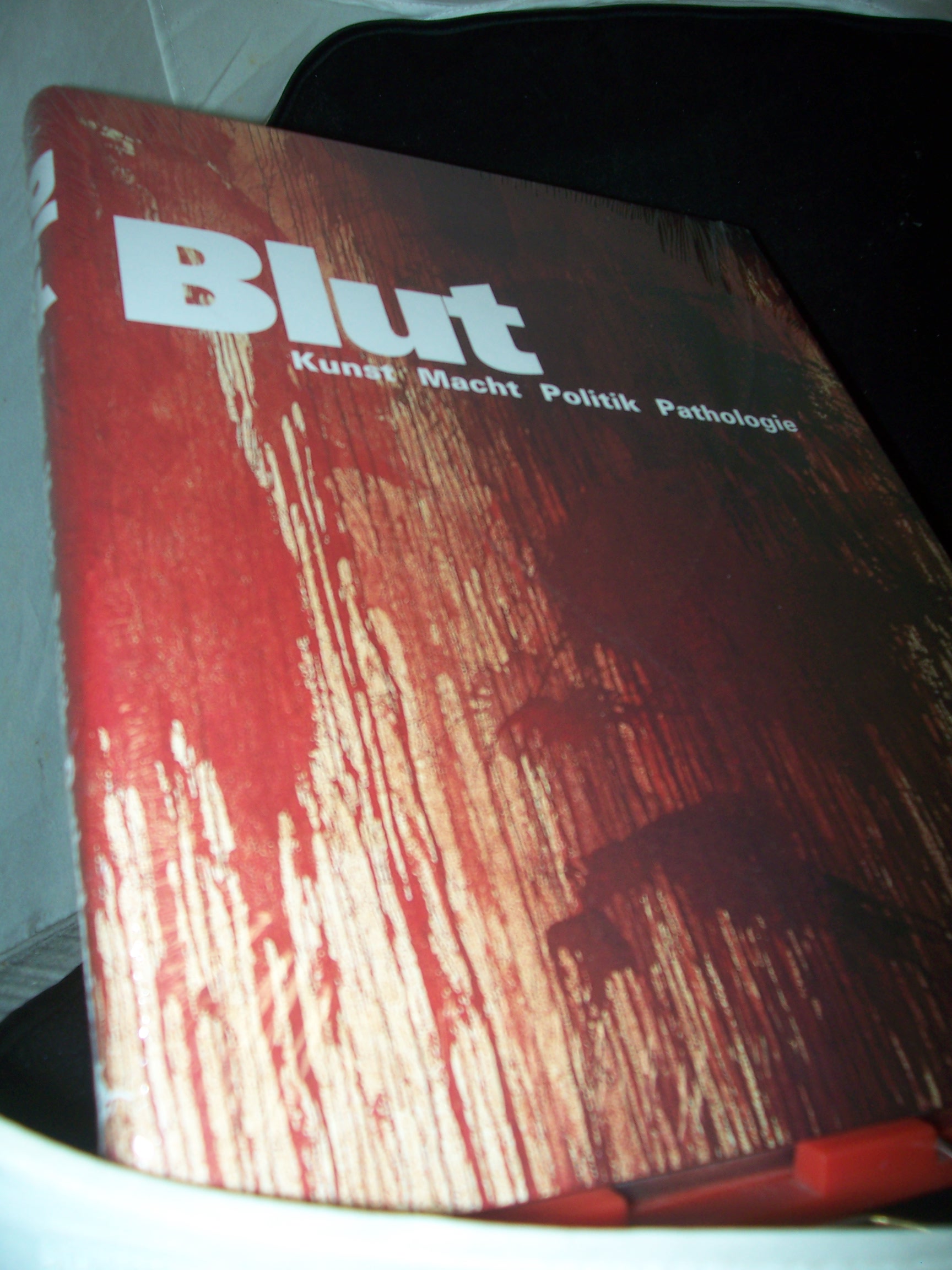 Artikelbild 1 des Artikels “Blut : Kunst, Macht, Politik, Pathologie ; [anlässlich der
gleichnamigen Ausstellung im Museum für Angewandte Kunst Frankfurt am
Main und der Schirn-Kunsthalle Frankfurt vom 11.11.2001 bis 27.1.2002]
/ hrsg. von James M. Bradburne unter Mit “