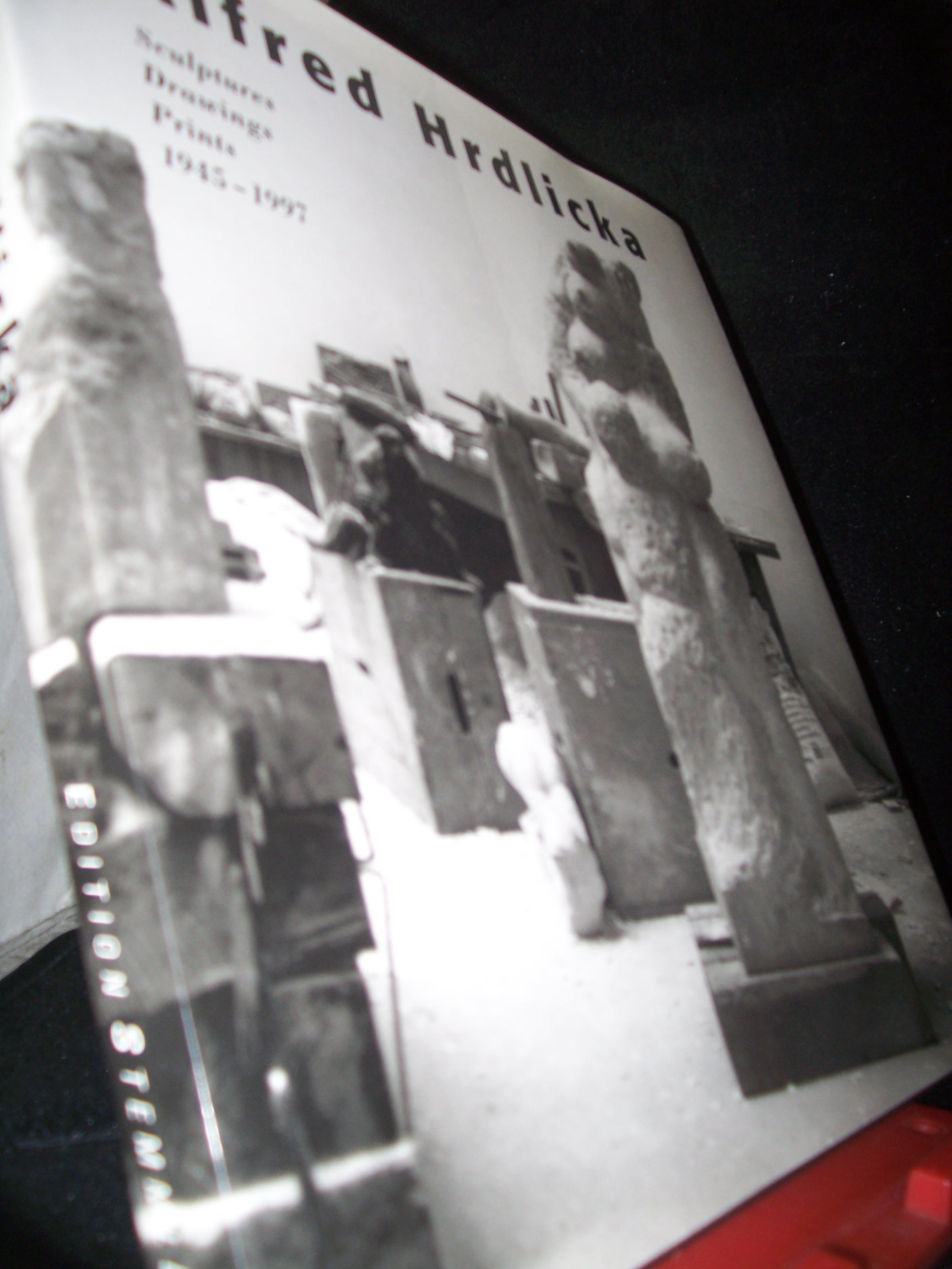 Artikelbild 1 des Artikels “Alfred Hrdlicka : sculptures, drawings, prints ; 1945 - 1997 ; [this
book is the official catalogue for the Exhibition Alfred Hrdlicka,
Skulptur, Zeichnung, Druckgraphik presented at the Frankfurter
Kunstverein... and the Städtischen Gale “