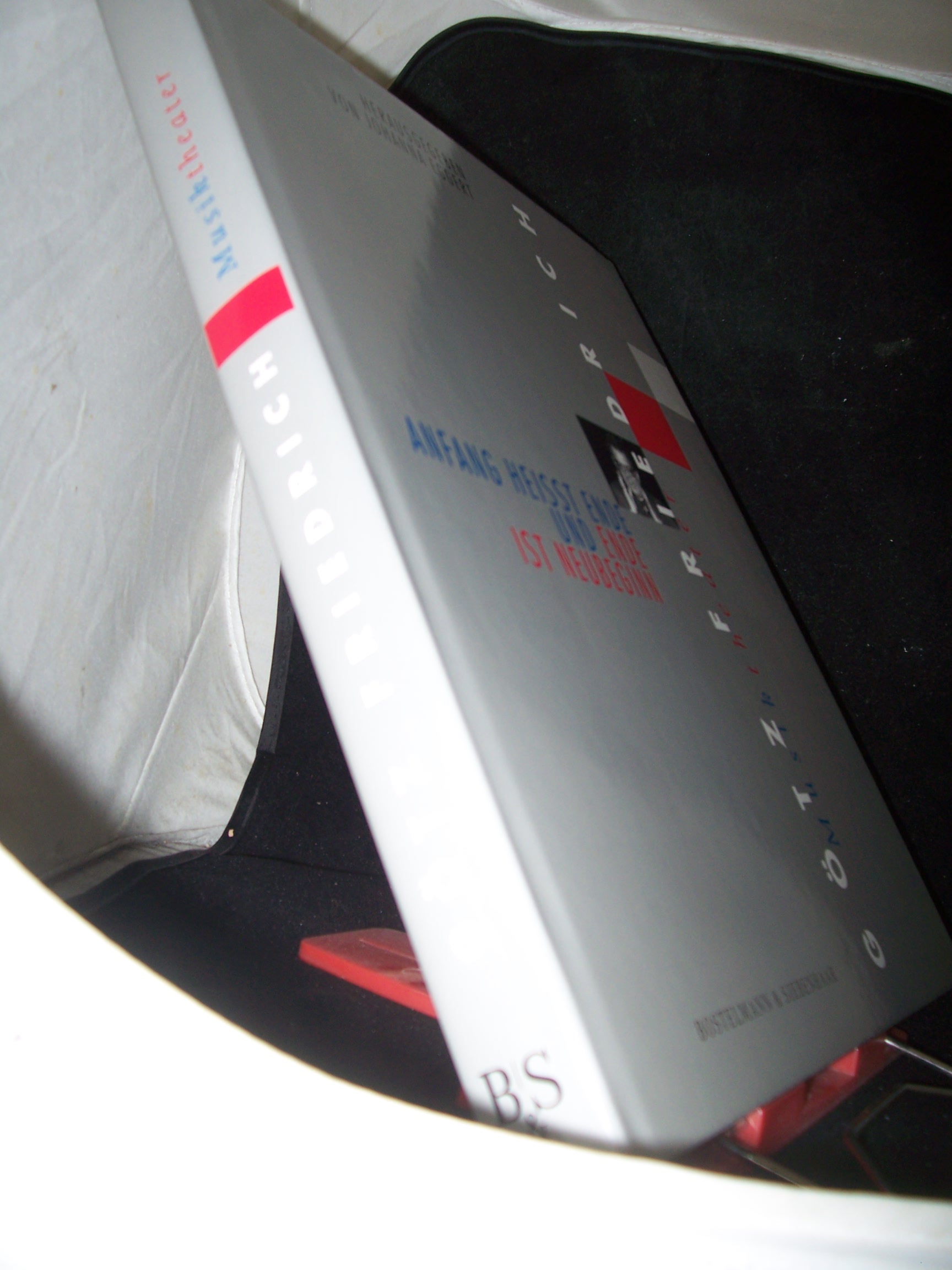 Artikelbild 1 des Artikels “Anfang heisst Ende und Ende ist Neubeginn : Götz Friedrich, Musiktheater ; [anläßlich der gleichnamigen Ausstellung der Berliner Volksbank und der Deutschen Oper Berlin vom 5. Oktober 2001 bis 6. Januar 2002 im Kunstforum der GrundkreditBan “