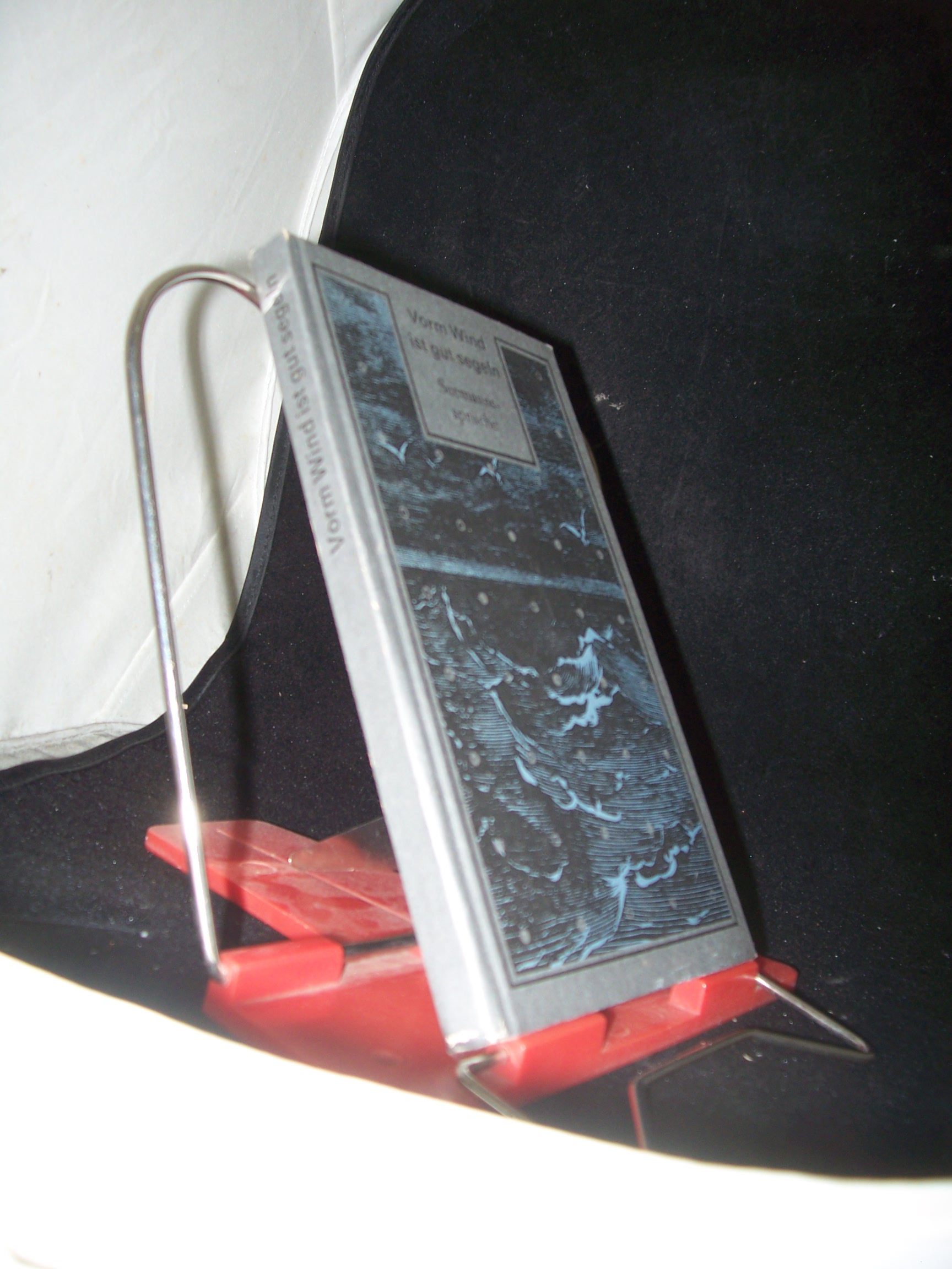 Artikelbild 1 des Artikels “Vorm Wind ist gut segeln : Seemannssprüche / [aus d. Sammlung Wiard
Lüpke's ausgew., hrsg. u. mit e. Nachw. vers. von Knut-Hannes Wettig.
Mit Grafikmontagen von Matthias Gubig] “