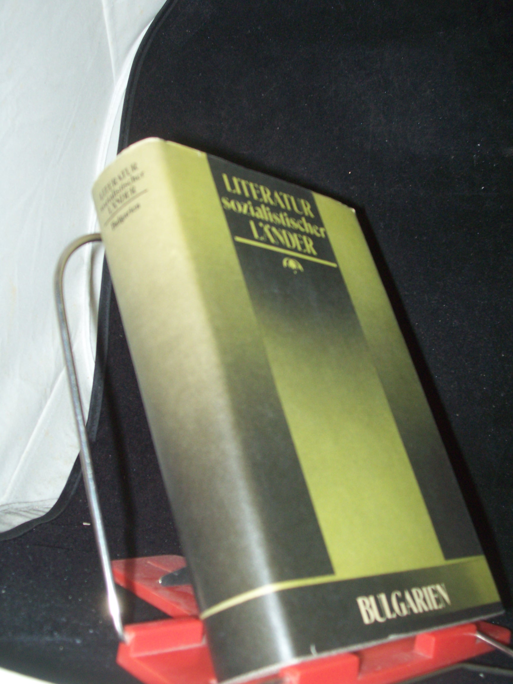 Artikelbild 1 des Artikels “Literatur Bulgariens : 1944 bis 1980 ; Einzeldarst. / [Kollektiv für Literaturgeschichte im Volkseigenen Verl. Volk u. Wissen]. Von e. bulgar. Autorenkollektiv unter Leitung von Tontscho Shetschew u. Stefan Stantschew sowie Bulgaristen aus “