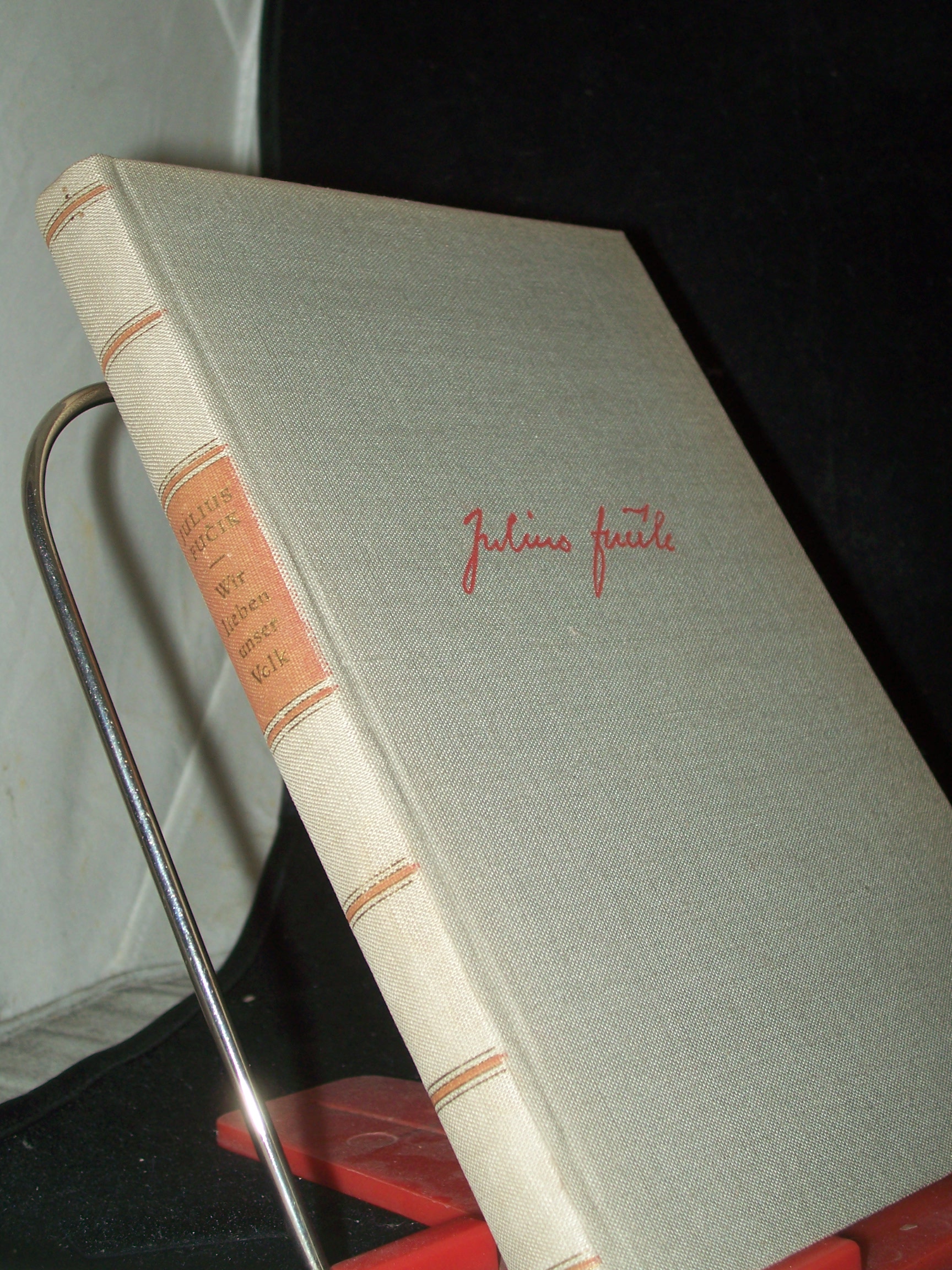 Artikelbild 1 des Artikels “Wir lieben unser Volk : Letzte Artikel u. Betrachtungen / Julius Fucík. Übers. von Zora Weil-Zimmering “