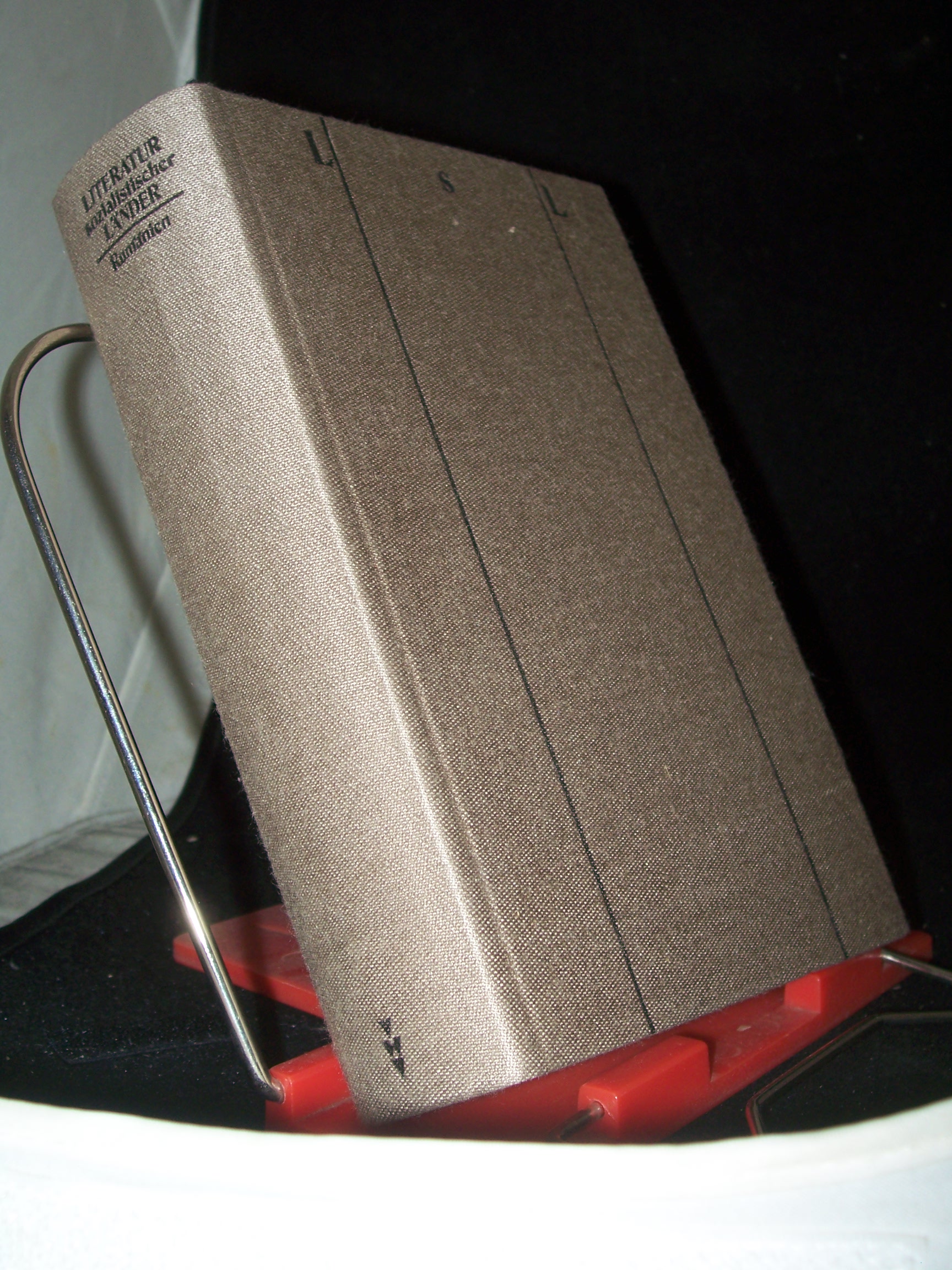 Artikelbild 1 des Artikels “Literatur Rumäniens : 1944 - 1980 ; Einzeldarst. / von e. Autorenkollektiv unter Leitung von Zoe Dumitrescu-Bu?ulenga u. Martin Bucur. Red. Eva Behring u. Hannelore Prosche. [Übers.: Eva Behring...] “