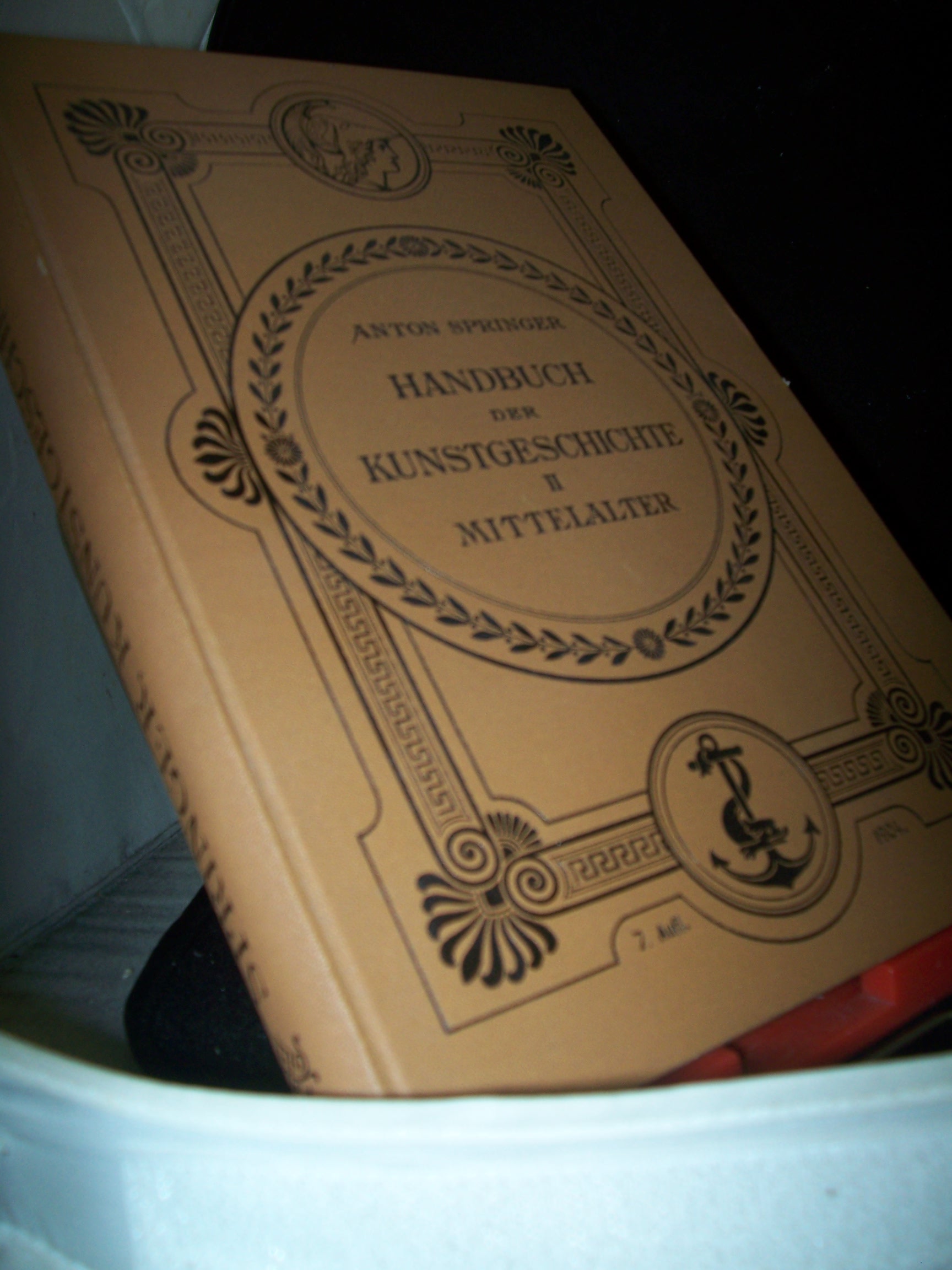 Artikelbild 1 des Artikels “Springer, Anton: Handbuch der Kunstgeschichte Teil: 2., Das
Mittelalter, mit 559 Abbildungen im Text und neun Farbdrucktafeln “