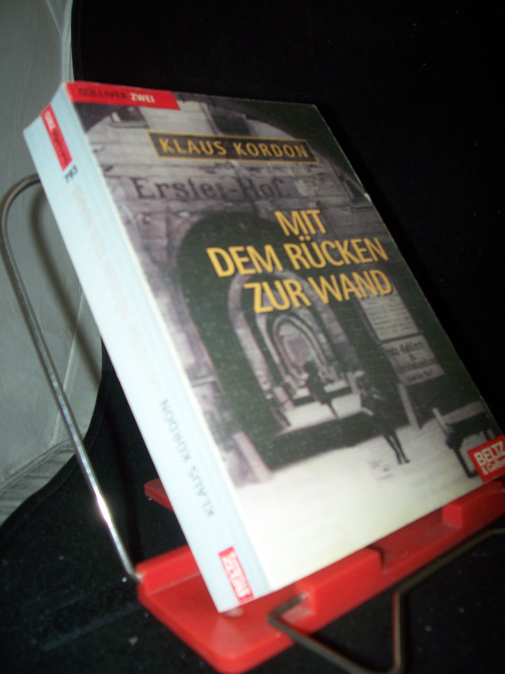 Artikelbild 1 des Artikels “Mit dem Rücken zur Wand : Roman / Klaus Kordon “