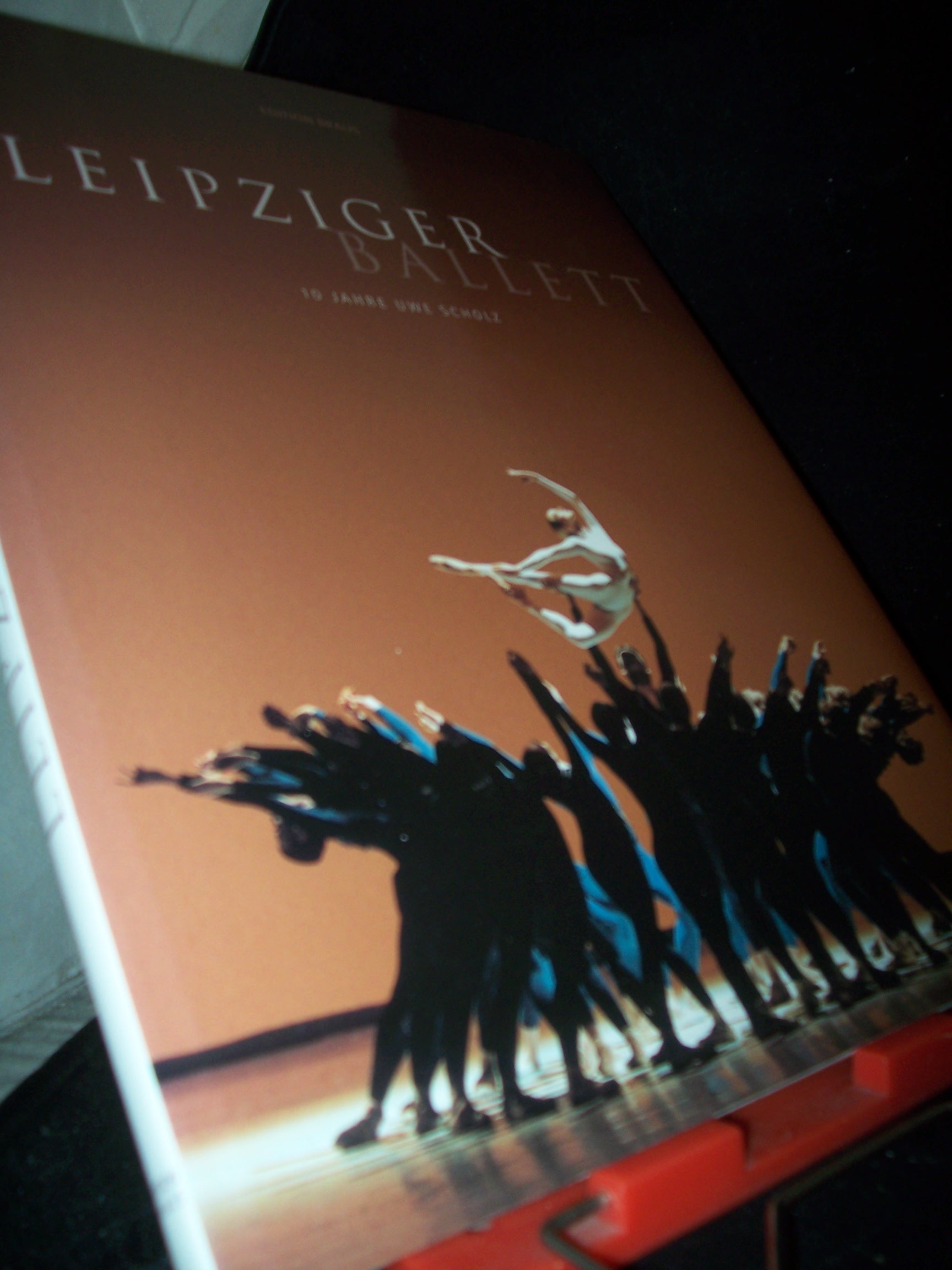 Artikelbild 1 des Artikels “Leipziger Ballett : 10 Jahre Uwe Scholz / Fotogr. Andreas Birkigt. Text Lothar Wittke “