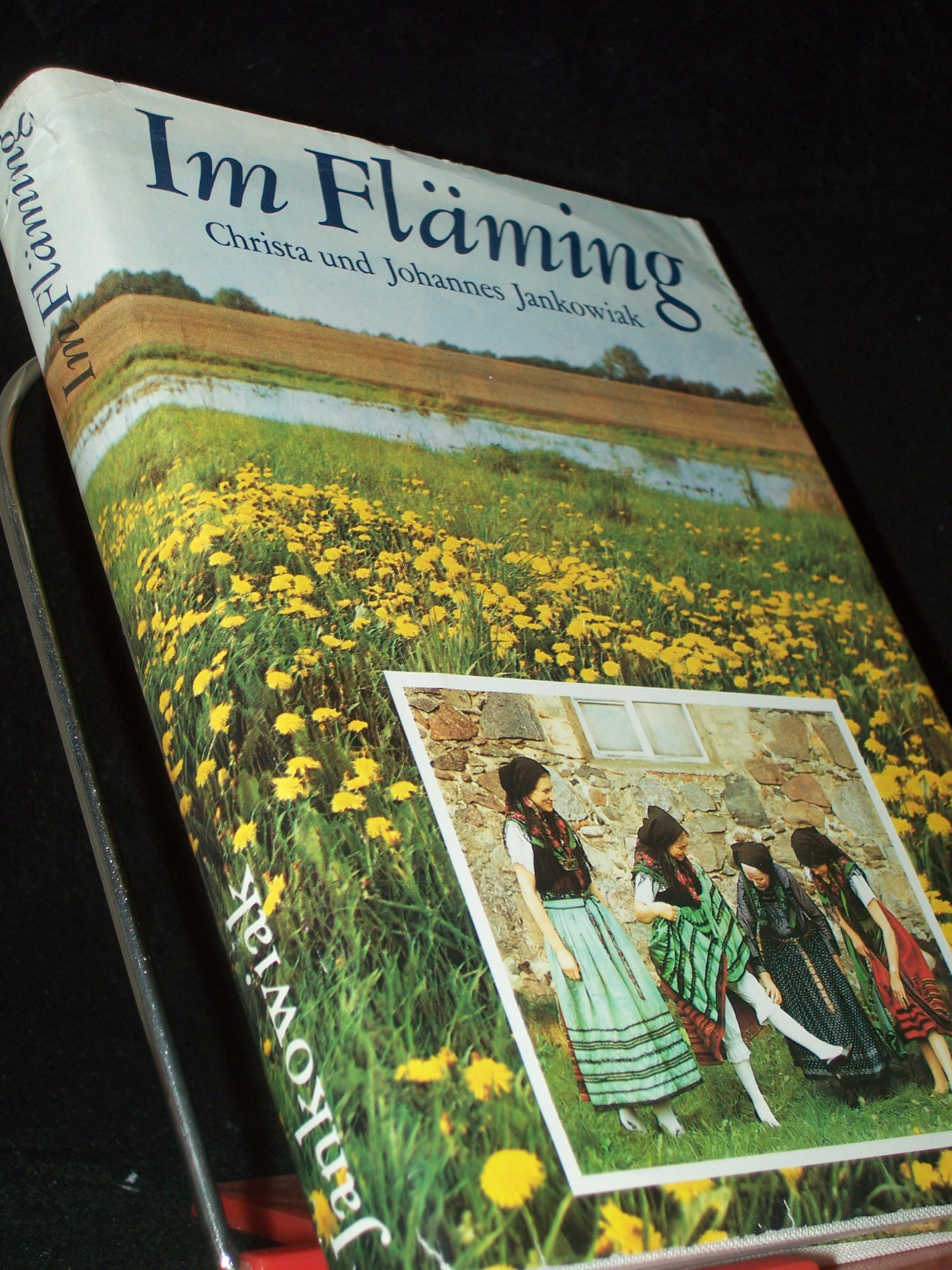 Artikelbild 1 des Artikels “Im Fläming / Christa u. Johannes Jankowiak. Zwischen Wendenwall u. Butterturm fotogr. Bernd Blume “