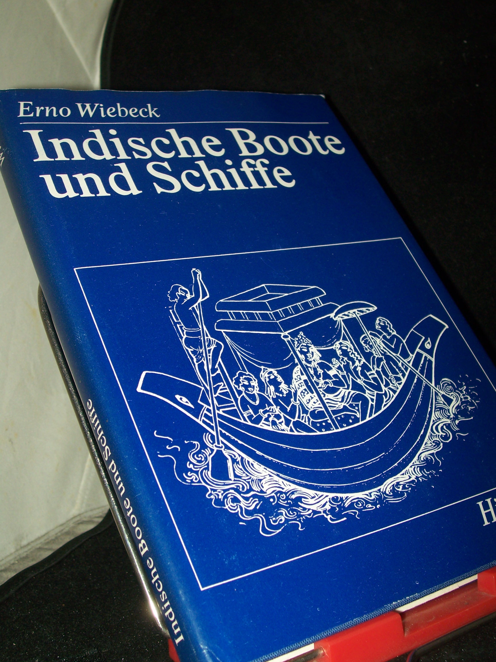 Artikelbild 1 des Artikels “Indische Boote und Schiffe / Erno Wiebeck. Mit Rissen u. Zeichn. von
Dittmar Kirsten. Mitarb. Helga Rudloff “
