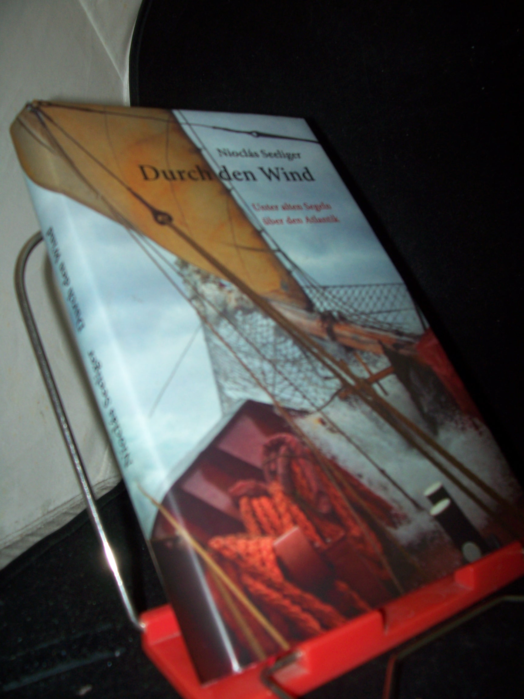 Artikelbild 1 des Artikels “Durch den Wind : Unter alten Segeln über den Atlantik / Nioclás Seeliger “