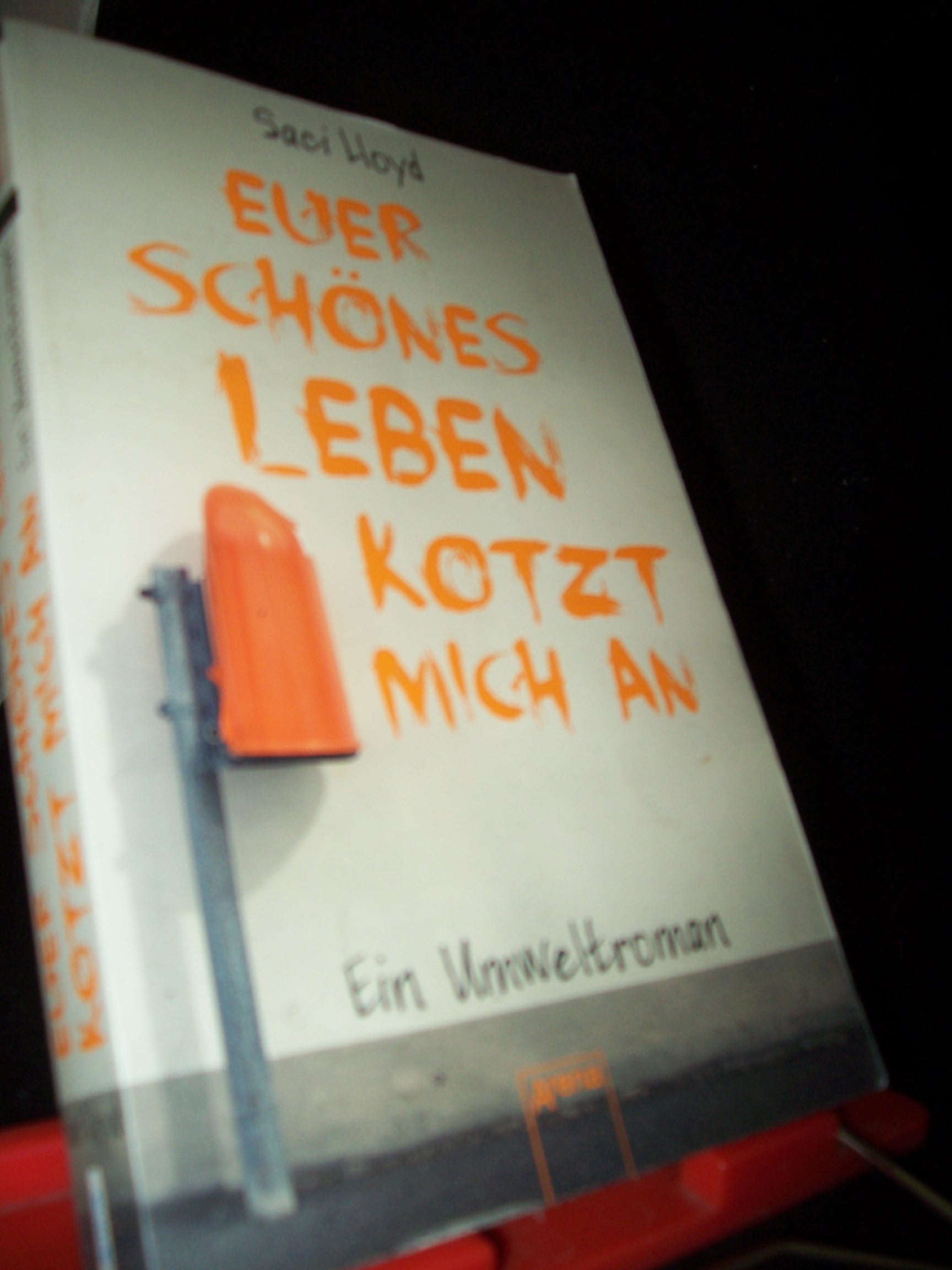 Artikelbild 1 des Artikels “Euer schönes Leben kotzt mich an! / Saci Lloyd ; aus dem Englischen
von Barbara Abedi “