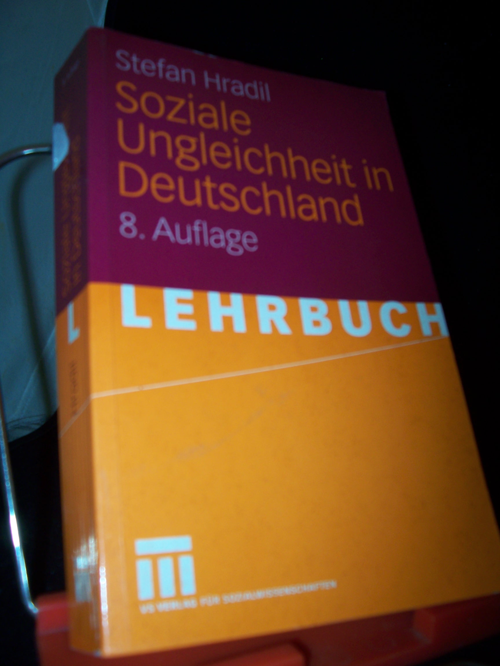 Artikelbild 1 des Artikels “Soziale Ungleichheit in Deutschland / Stefan Hradil. Unter Mitarb. von Jürgen Schiener “