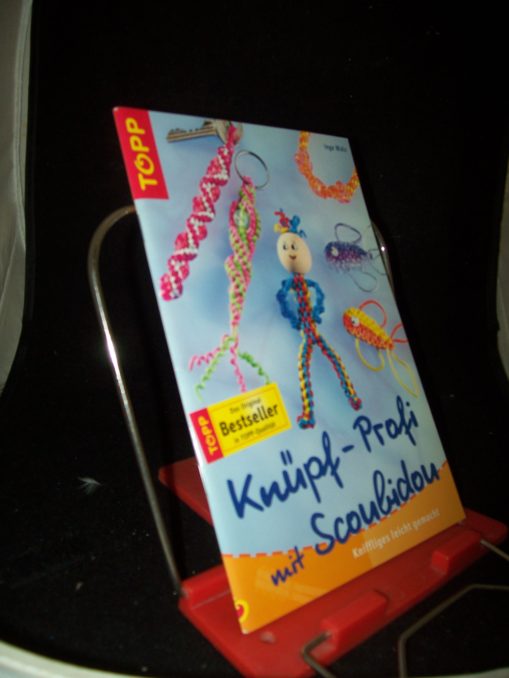 Artikelbild 1 des Artikels “Knüpf-Profi mit Scoubidou : Kniffliges leicht gemacht / Inge Walz “