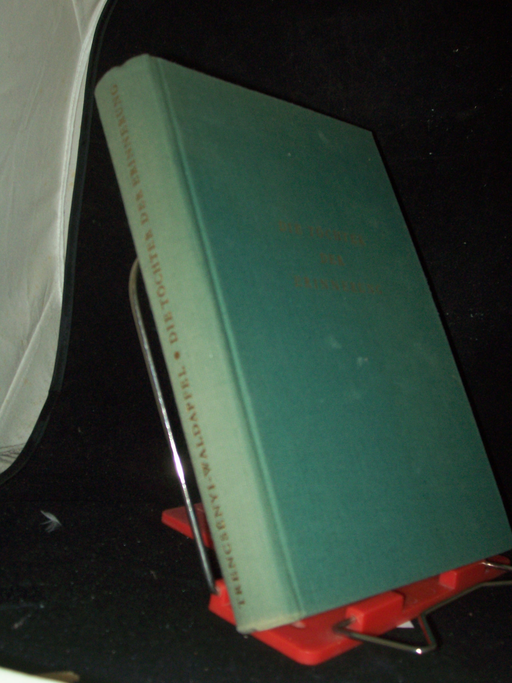 Artikelbild 1 des Artikels “Die Töchter der Erinnerung : Götter- u. Heldensagen d. Griechen u.
Römer mit e. Ausblick auf d. vergleichende Mythologie / Imre
Trencsényi-Waldapfel. [Aus d. Ungar. übers. von Mirza Schüching] “