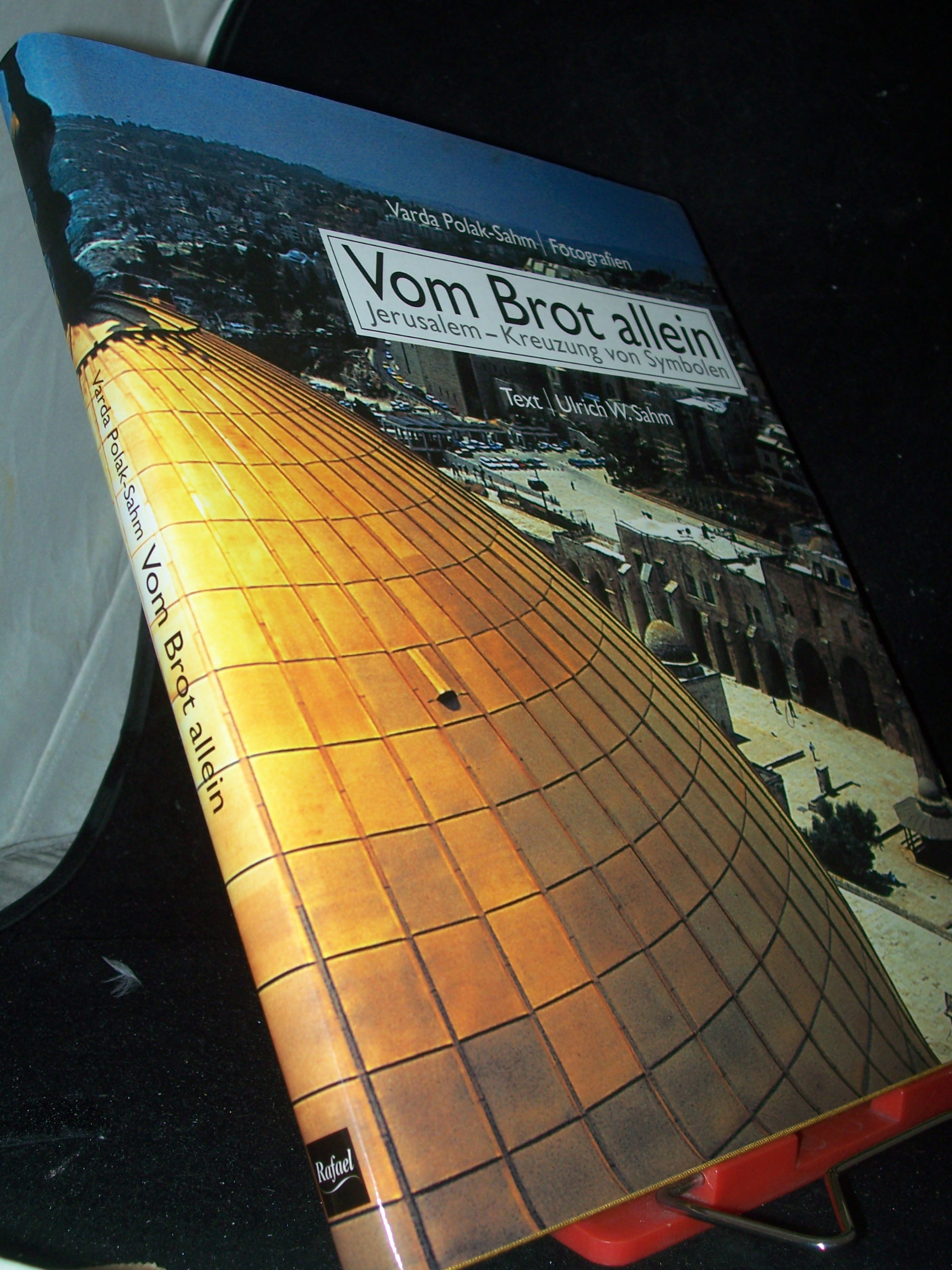 Artikelbild 1 des Artikels “Vom Brot allein : Jerusalem - Kreuzung von Symbolen / Varda Polak-Sahm, Fotografien. Text Ulrich W. Sahm “