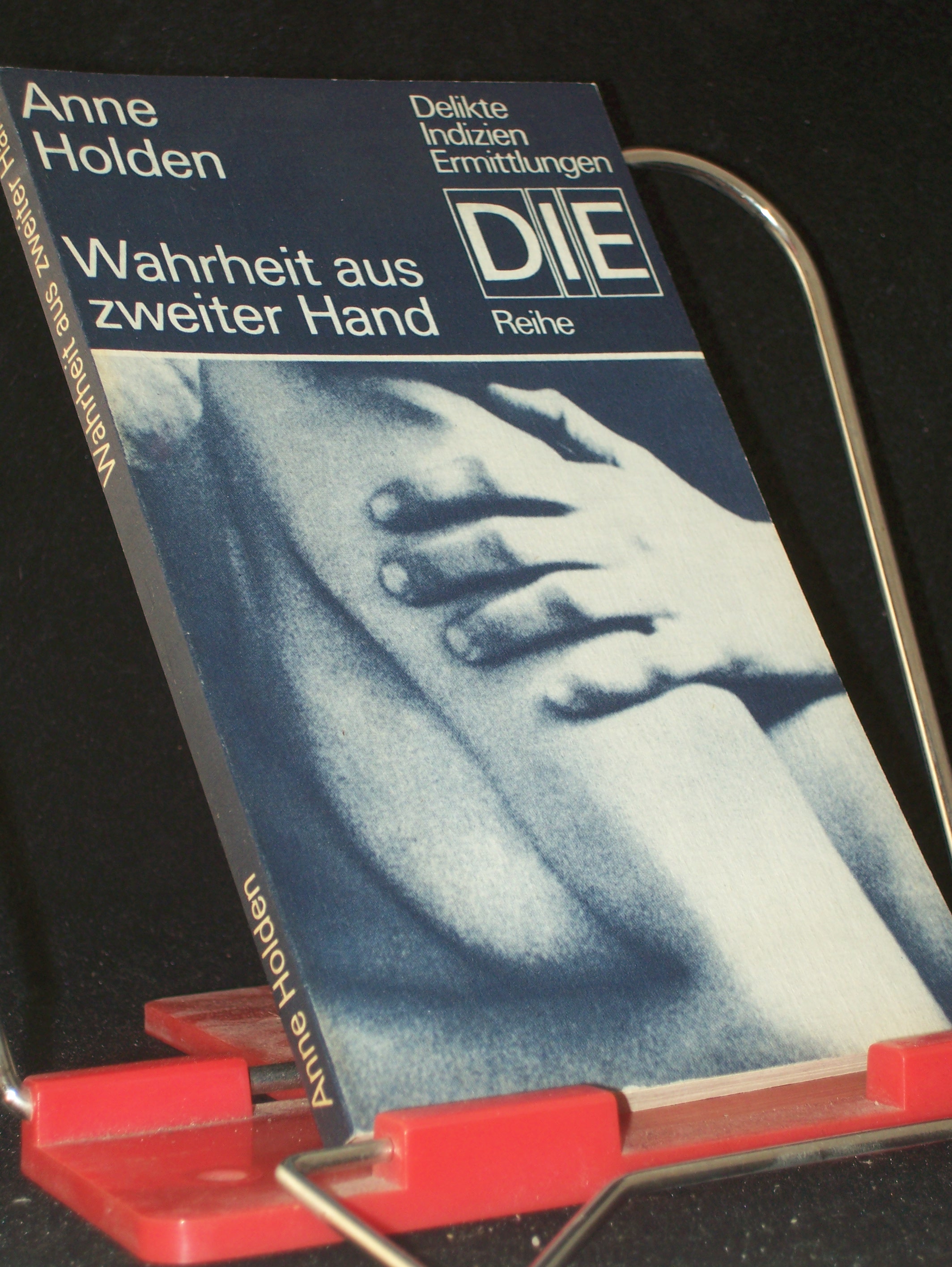 Artikelbild 1 des Artikels “Wahrheit aus zweiter Hand / Anne Holden. [Aus d. Engl. von Brigitte
Fock] “