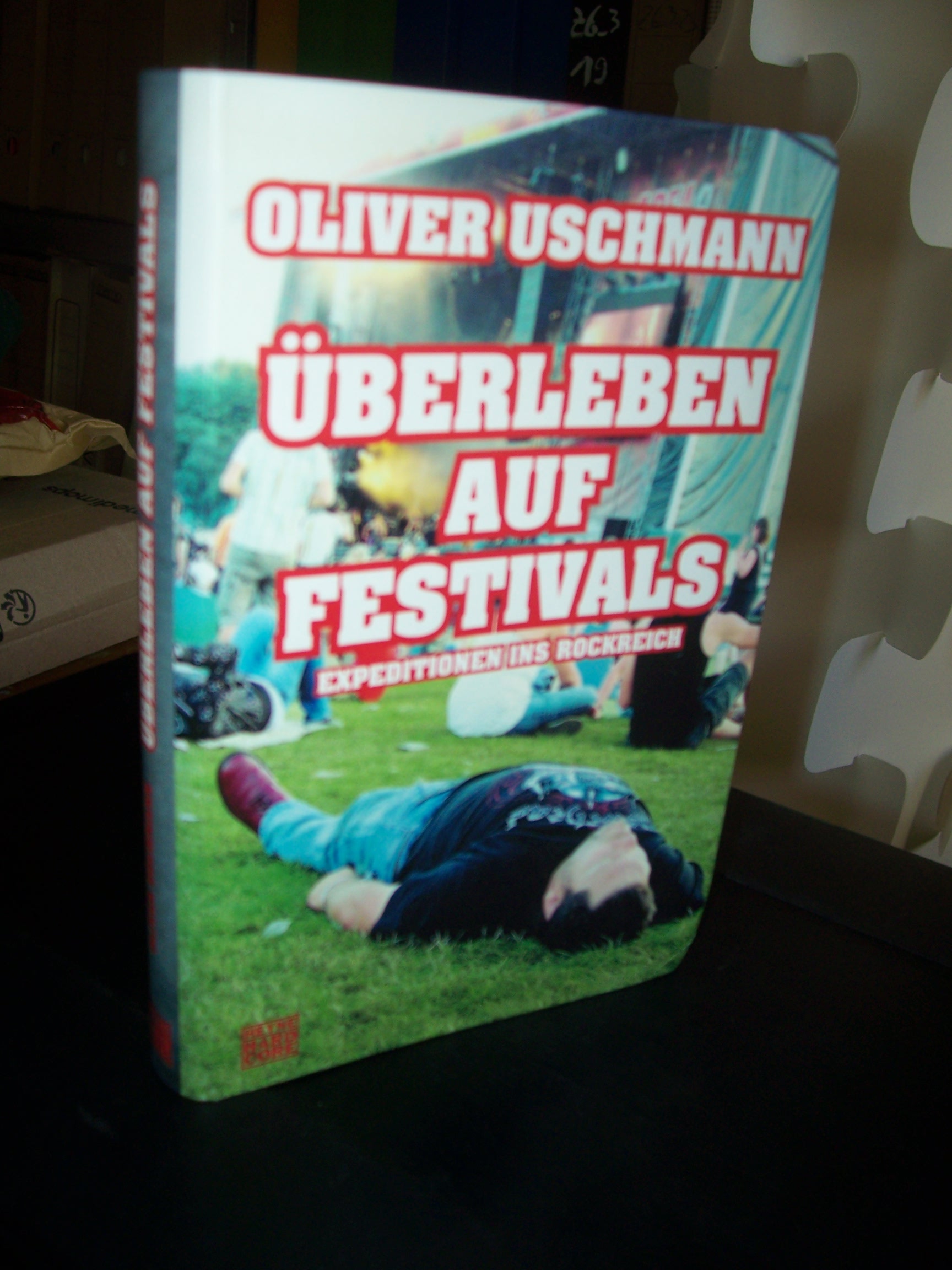 Artikelbild 1 des Artikels “Überleben auf Festivals : Expeditionen ins Rockreich / Oliver
Uschmann “