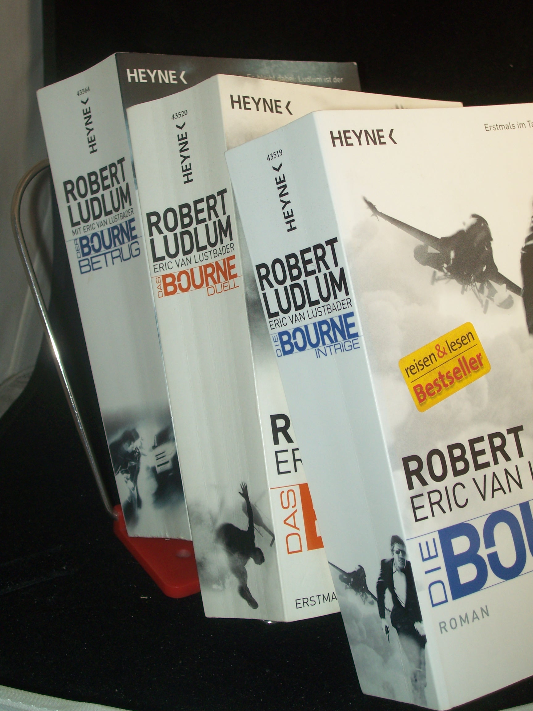 Artikelbild 1 des Artikels “3 Bände, Die Bourne-Intrige, Das Bourne Duell, Der Bourne Betrug :
Roman / Robert Ludlum mit Eric van Lustbader. Aus dem Amerikan. von
Norbert Jakober “