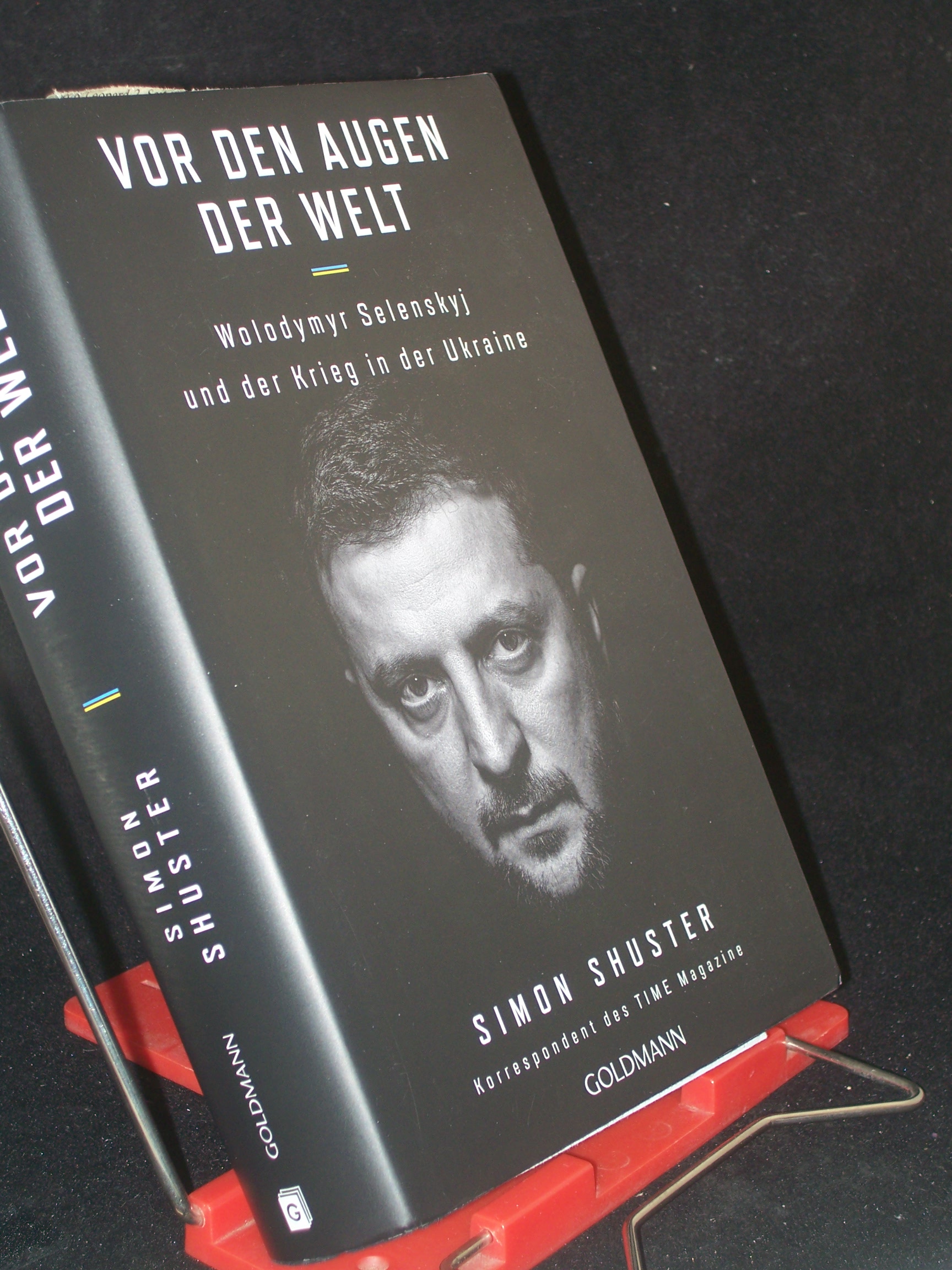 Artikelbild 1 des Artikels “Vor den Augen der Welt : Wolodymyr Selenskyj und der Krieg in der Ukraine / Simon Shuster ; aus dem amerikanischen Englisch von Henning Dedekind, Karsten Petersen und Thomas Stauder “