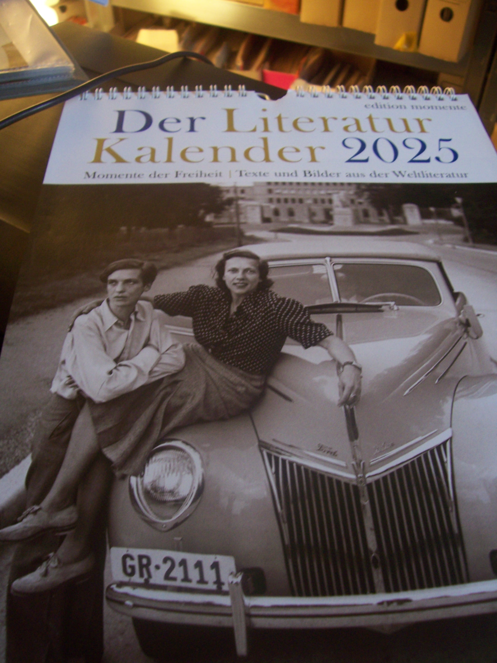 Artikelbild 1 des Artikels “Der Literatur Kalender Wochenkalender 2025 : Edition Momente
Wochenkalender 2025. Kalender für Buch-Liebhaber: Dekorativer
Kalender zum Aufhängen ganz im Zeichen der Liebe zu Büchern. /
Claudia Jürgens “