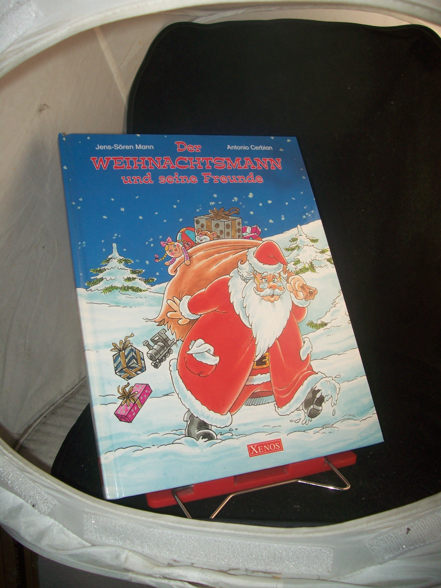 Artikelbild 1 des Artikels “Der Weihnachtsmann und seine Freunde / Text von Jens-Sören Mann. Ill.
von Antonio Cerbian “